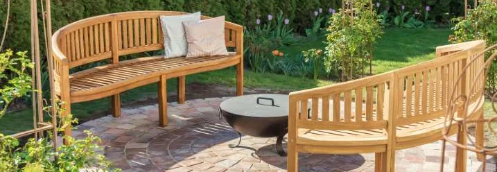 Zwei Halbkreis-Gartenbänke aus Holz mit Tisch und Feuerschale